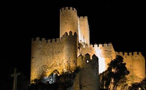 castillo de almansa de noche