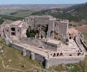 Castillo de Calatrava la Nueva, Murallas y Sacro Convento