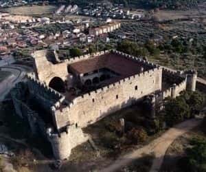 Explora el Castillo de La Adrada y su Recinto Amurallado